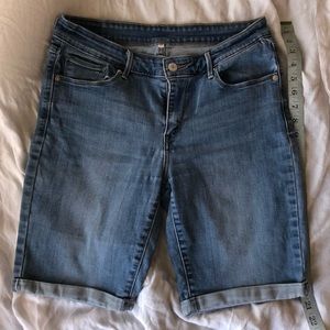 2/$25 🌵 Size 30 Levi’s Bermuda length denim shorts